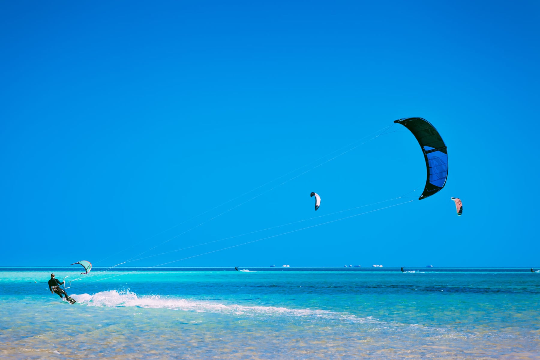 The kiter gliding