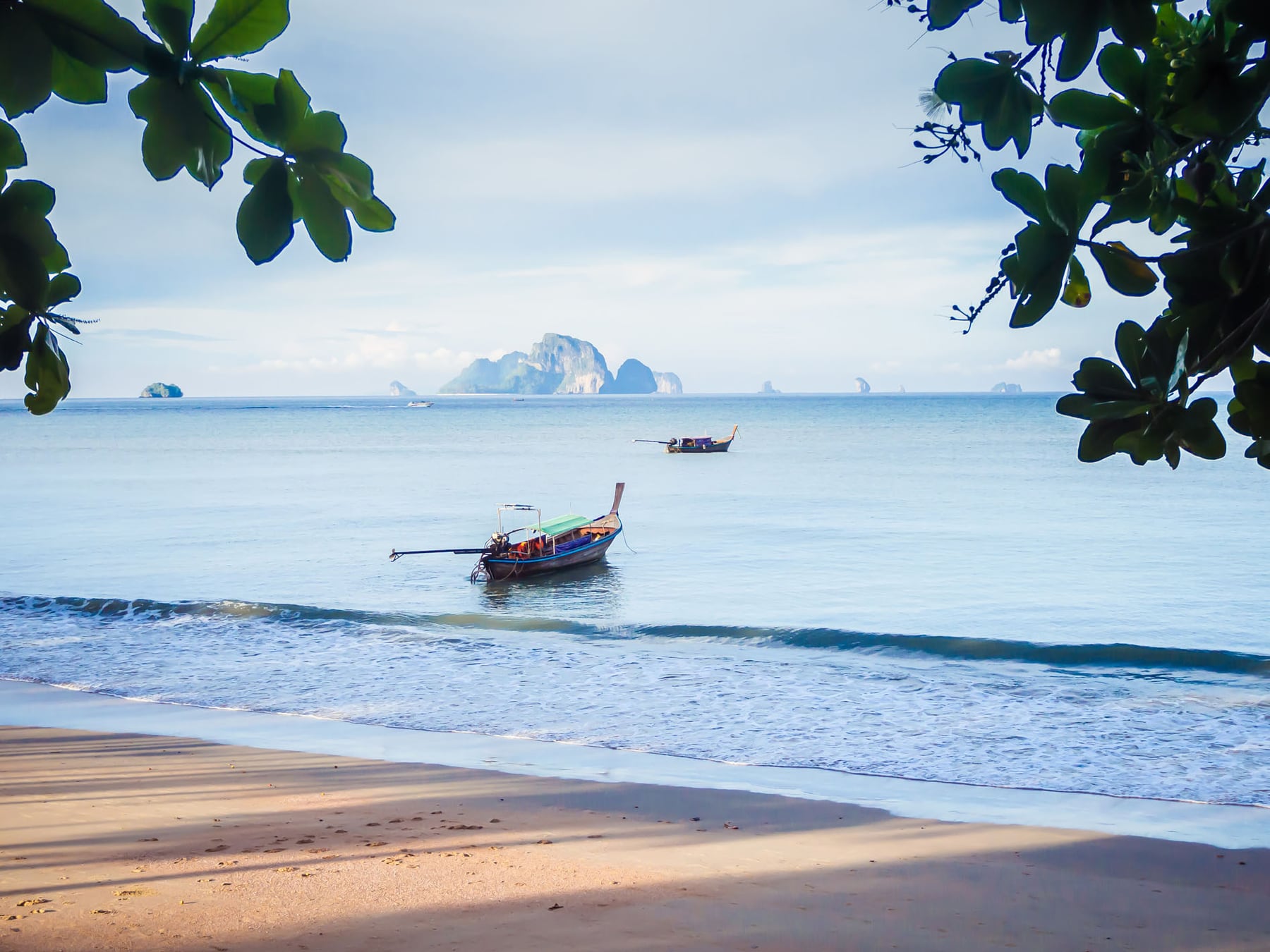 เรือจอดรอรับนักท่องเที่ยว